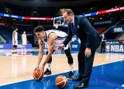 里昂助教指导球员技战术，备战下一场战役