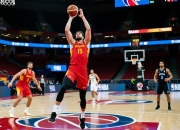 西班牙选手在篮球比赛中实现逆转