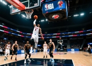 球员技术比拼激烈，瞬间扣篮引爆全场气氛